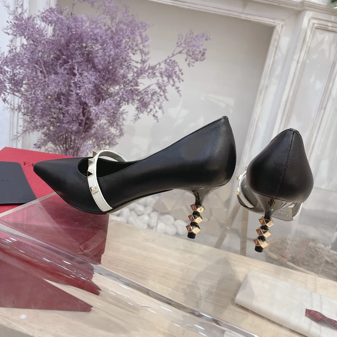 💕💕Factory direct selling price p440💕💕 Genuine leather sole +40 🆕Valentino. Valentino👑👑Latest series in the counter, the highest version, perfect details, very eye-catching catwalk series launched, V family’s hot rivet elements, luxurious and gorgeous! Various colors can be matched with beautiful clothes in spring and summer. There are many choices🎉🎉Exquisite and durable. It is copied at 1:1 of the original product. The upper foot is very pedicure-like. The key point is that it is very good and easy to control. It does not grind the feet and does not tire the feet. It is a walking artifact. The last shape is completely compared to the counter. The details are perfect. Without the original version, it would not be so exquisite! (Note! The heel shape and height are exclusively molded according to the original version, and are not randomly substituted by the market🐂) The color and texture of the fasteners are consistent with the original version! 🔺Fabric: Imported sheepskin, 🔺Lining: According to the original high-gloss imported sheepskin lining 🔺6 colors to choose from: black ➕black belt, black ➕white belt, pink, burgundy, white, apricot 🔺Number of yards: 35 to 42 yards (42 yards are not exchanged) 🔺Heel height: 7cm Rubber sole Genuine leather sole +40